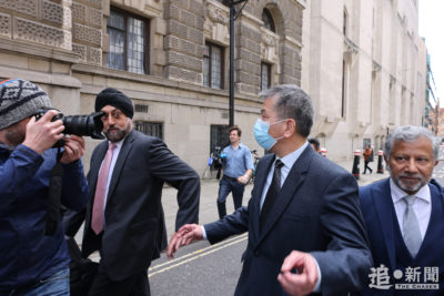 袁松彪由代表律師Sailesh Mehta（右一）、Harry Rana（左一）陪同離開法院。