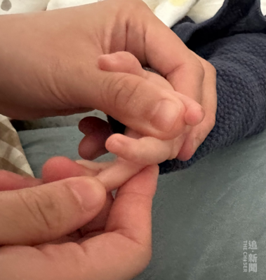 中醫小兒推拿清肺經：肺經在無名指，媽媽可用姆指由小朋友的手指根部方向直推到手指尖部