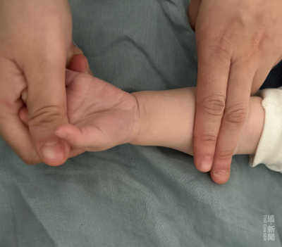 中醫小兒推拿清天河水：天河水的穴位是在前臂正中，手腕到肘部之間。一手拖住孩子的手，另一手的食指和中指，自小朋友的腕橫紋推向肘橫紋。