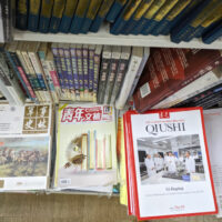 東京商業街書店充斥中國出版的雜誌。（黃偉國提供）