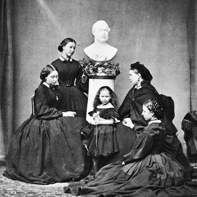 ※ Queen Victoria youngest daughter Beatrice in the centre in mourning for her father. ※ 小公主Beatrice出席送別父親的喪禮。（Credit：National Funeral Museum Collection 倫敦國家葬禮博物館收藏 ）