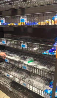 中國超市貨格清空食鹽。