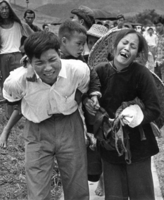 圖二：1962年大逃港，陳橋在上水華山拍下一對夫婦哭別離，丈夫Yip Yat-yin在香港當工人，妻子帶同兩名子女來港團聚。最後妻子被遺返大陸。（陳橋攝，《南華早報》授權使用。）