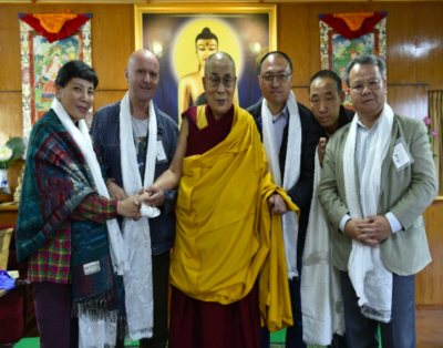 郭建（右三）曾率團拜會達賴喇嘛。（圖片來源：X@Suyutong）