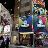 中國連鎖店充斥着東京街頭，連巨牌招牌都在街道當眼處。（黃偉國提供）
