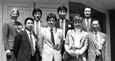 習近平（後排右二）1985年訪問艾奧瓦州，曾在Sarah Lande（前排右二）家中作客。